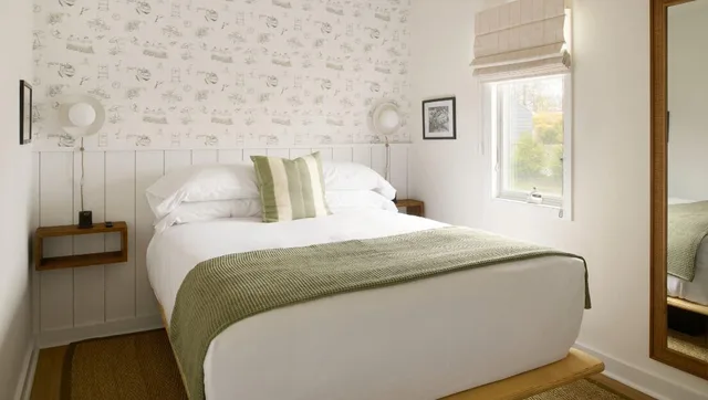 Suite, Queen Bed, Water Front, The Penny Lane 1/2
