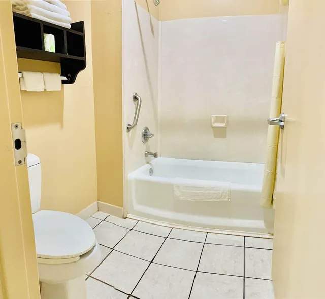 غرفة قياسية بسريرين كوين، Weston Inn Suites 4/4