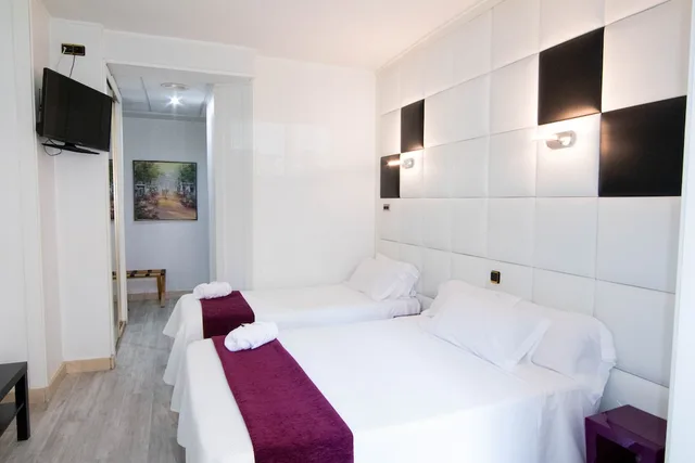 غرفة ثلاثية بسرير مزدوج وسريرين منفصلين، Hotel Avenida de Espana 1/6