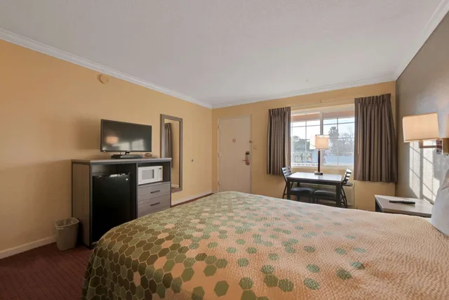 غرفة بسرير كوين لذوي الإعاقة، Econo Lodge Woodland near I-5 1/6