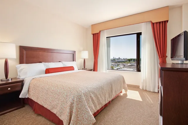 Tower, Queen Bed، Travelodge Hotel by Wyndham Saskatoon 4/6