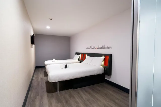 Family Quadruple Room without Window، easyHotel Leeds City Centre 5/6