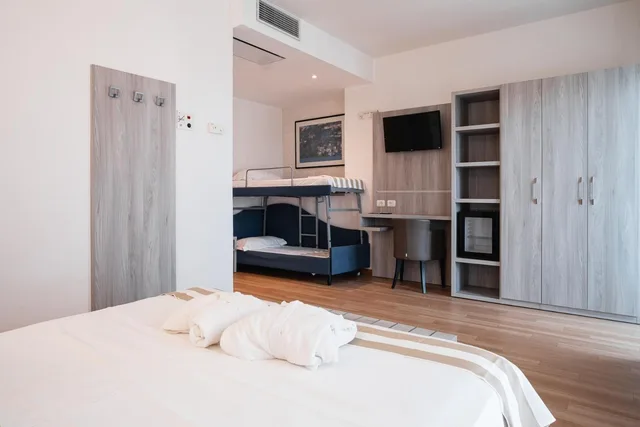 غرفة قياسية رباعية، Hotel Losanna Gabicce Mare 1/5