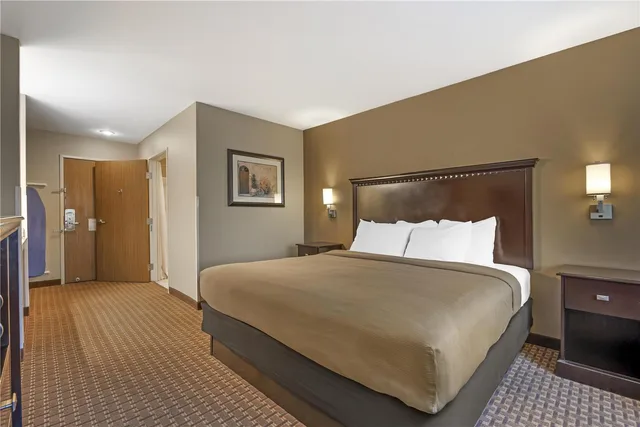 غرفة بسرير كينج بحوض استحمام لذوي الإعاقة، Best Western Plus Vintage Valley Inn 3/6