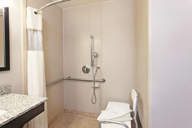 غرفة بسرير كينج، La Quinta Inn & Suites by Wyndham Santa Clarita - Valencia 8/8