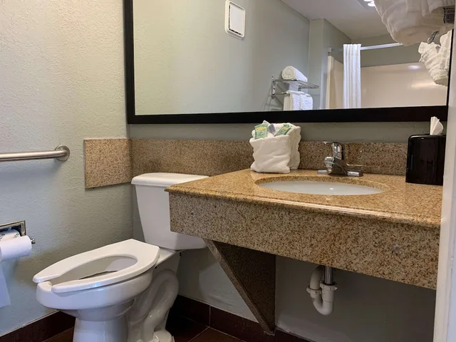 غرفة قياسية بسرير كينج للمدخنين لذوي الإعاقة، Best Western Inn Florence 8/8