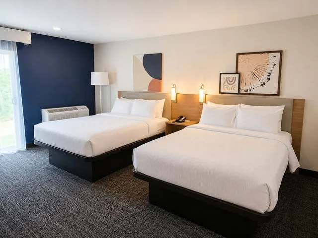 غرفة بسريرين كوين، Spark by Hilton Lake George Outlets 1/3