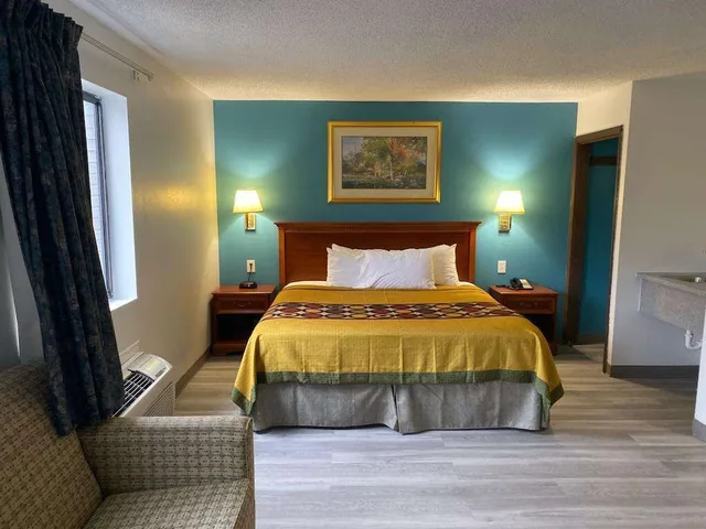 جناح بسرير كينج بحوض جاكوزي، Americas Best Value Inn West Frankfort 1/2