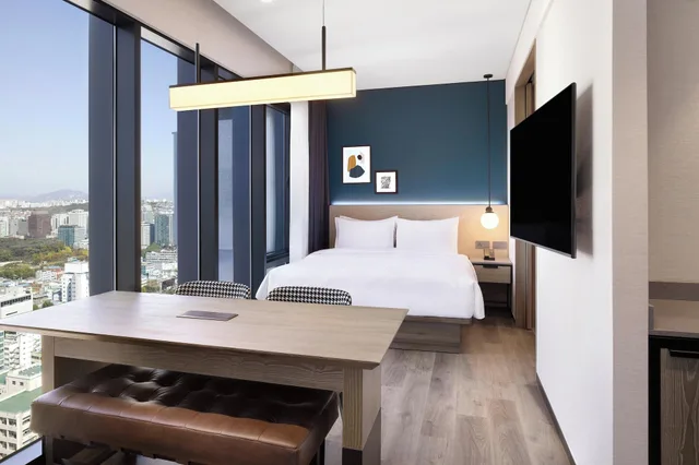 غرفة ديلوكس بسرير كينج بإطلالة على المدينة، Four Points by Sheraton Josun, Seoul Myeongdong 1/2