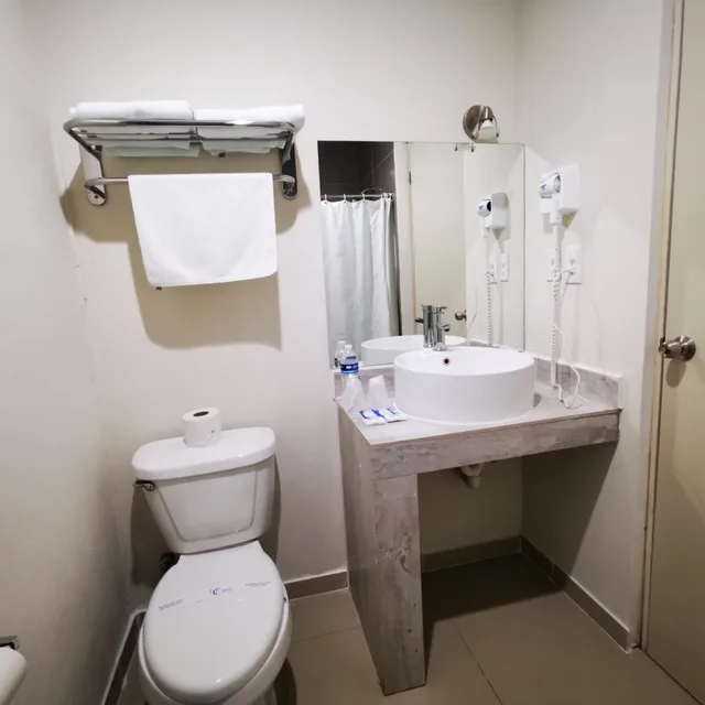 Room, Twin Beds, Capital Hotel 6/7