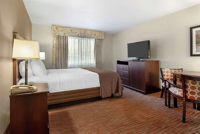 غرفة قياسية بسرير كوين يُسمح فيها بالحيوانات الأليفة لذوي الإعاقة، Best Western Plus Concord Inn 3/6