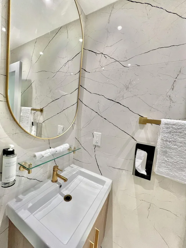 Renovated, Luxury, Apartment, Multiple Beds، Toronto Rooms And Suites 6/10