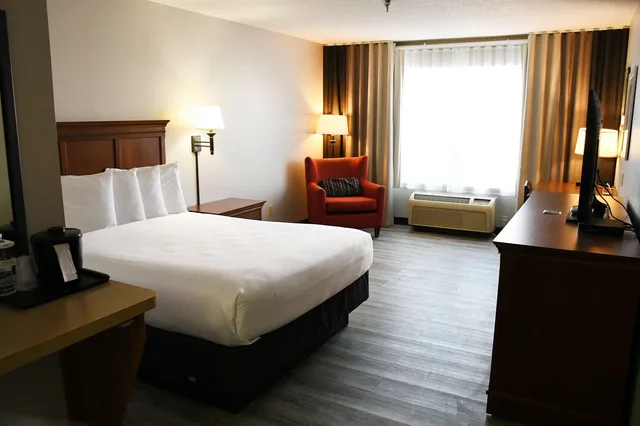 Room, King Bed, Best Western Harmony Inn Fort Dodge Iowa 3/6