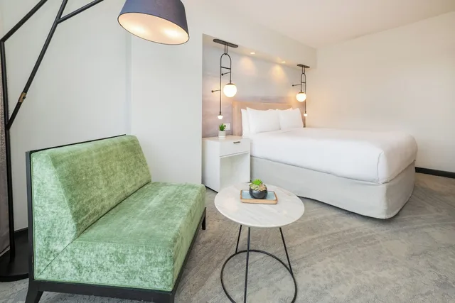 Room, King Bed, Water View, Accessible، Hotel 1000 Seattle 3/6