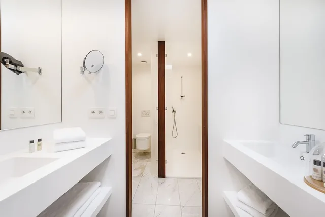 جناح ديلوكس بسرير كينج بإطلالة على البحر بشرفة، Les Elmes Hotel Spa 4/5