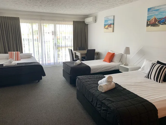 Family, 1 Single and 2 Queen Beds، Outrigger Resort 1/7