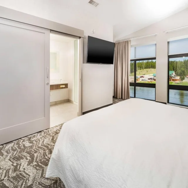 جناح بسرير كينج وسريرين كوين بغرفة نوم واحدة مع سرير سحّاب إضافي مع أريكة، SpringHill Suites by Marriott Island Park Yellowstone 1/5