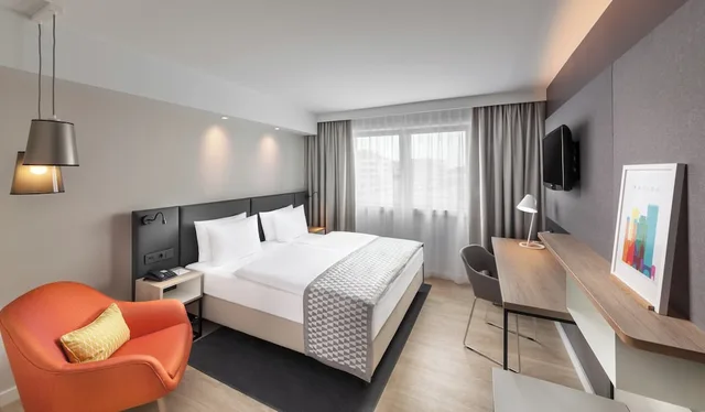 غرفة قياسية بسرير كوين، Holiday Inn Munich - City Centre 1/2