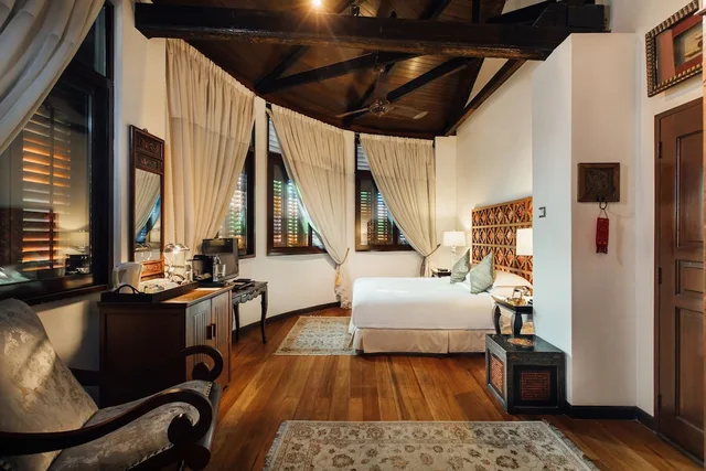Superior, Deluxe, King Bed, Campbell House 2/3