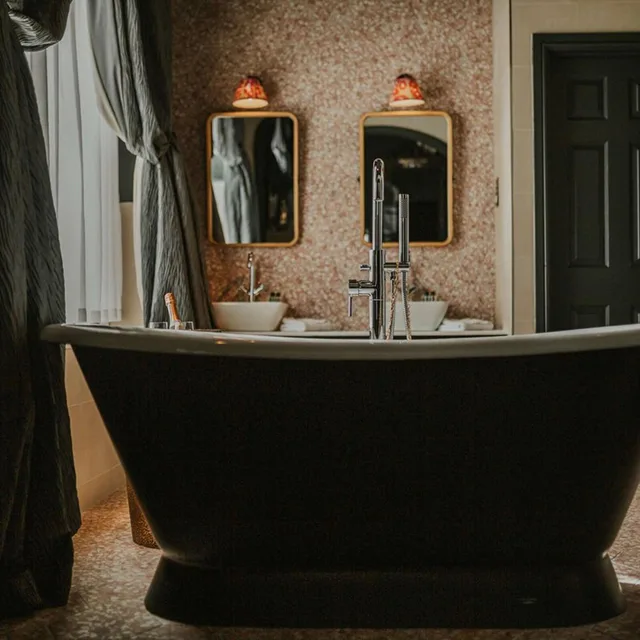 جناح جونيور بسرير كينج بحوض استحمام، The Croft Hotel 2/6