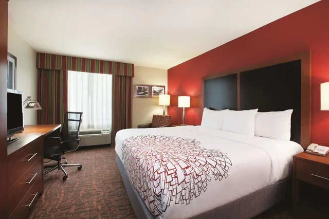 غرفة بسرير كينج، La Quinta Inn Williamsburg Historic Area 2/4