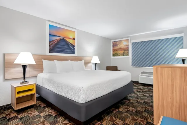 Standard, King Bed, Jetted Tub, Days Inn by Wyndham Hillsdale 1/10