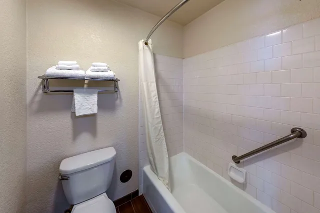 Room, King Bed, Best Western Town & Country Lodge 7/7