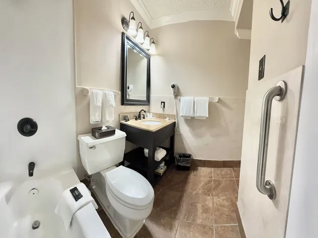 جناح بسرير كينج، Ramada By Wyndham Metairie New Orleans Airport 3/5