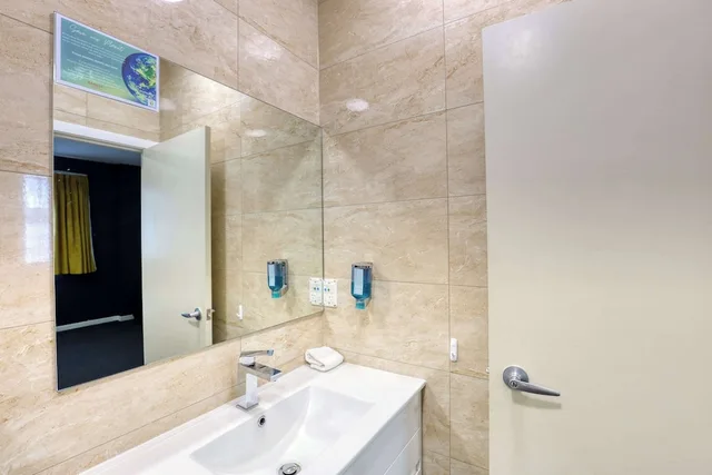 شقة عائلية بسرير كوين وسريرين منفصلين بغرفتي نوم، Ramada by Wyndham Hamilton City Center 7/10