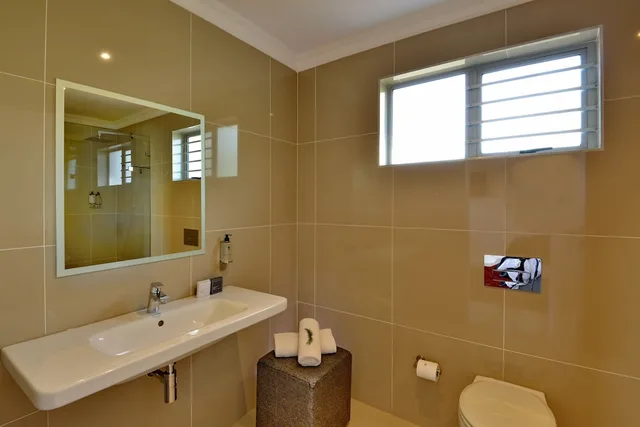 غرفة كلاسيكية بسريرين منفصلين وسرير كينج بغرفة نوم واحدة في الملحق، Val Du Charron Coach House 5/7