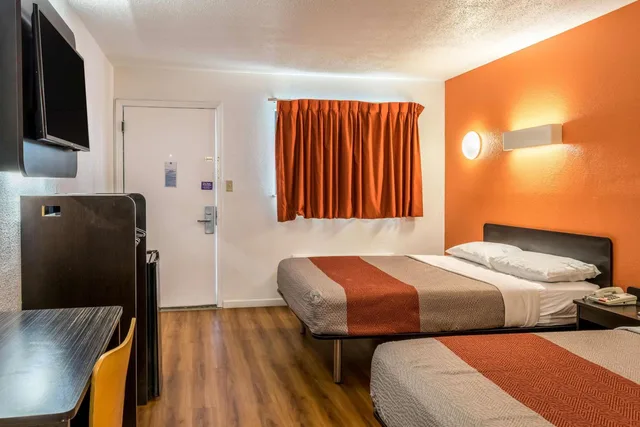 غرفة بسريرين كوين لغير المدخنين، Motel6 Florence, KY - Cincinnati Airport 3/10