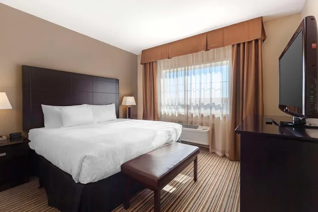 جناح بسرير كينج مع أريكة بمطبخ، Best Western Plus Peace River Hotel and Suites 2/3