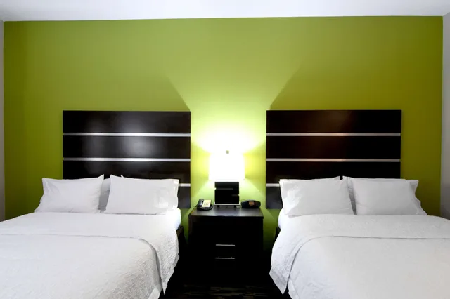 غرفة بسريرين كوين بمطبخ صغير لذوي الإعاقة، Hampton Inn Foley 2/10
