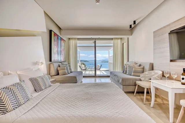 غرفة عائلية بسرير كوين وسريرين منفصلين بإطلالة على البحر، Kassandra Bay Resort, Suites and Spa 4/10