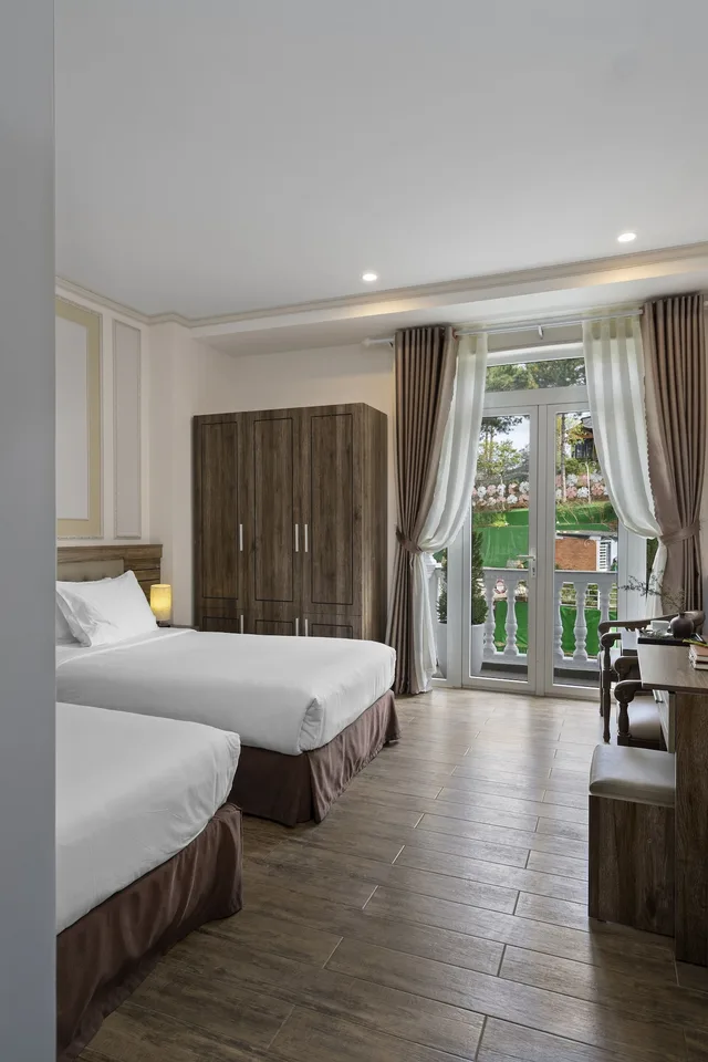 غرفة ديلوكس بسريرين منفصلين بإطلالة على المدينة، New Life Dalat Hotel 1/6
