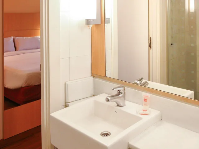 Room, 1 Double and 1 Single Bed, Ibis Buenos Aires Obelisco 3/3