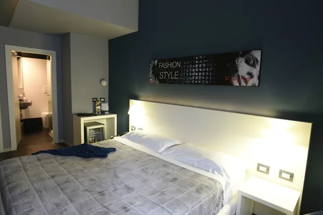 غرفة ثلاثية بسرير مزدوج مع أريكة، Smart Hotel Milano Central Station 4/9
