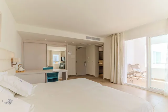 غرفة بسريرين منفصلين بشرفة، Hotel Cala d Or - Adults Only 6/10