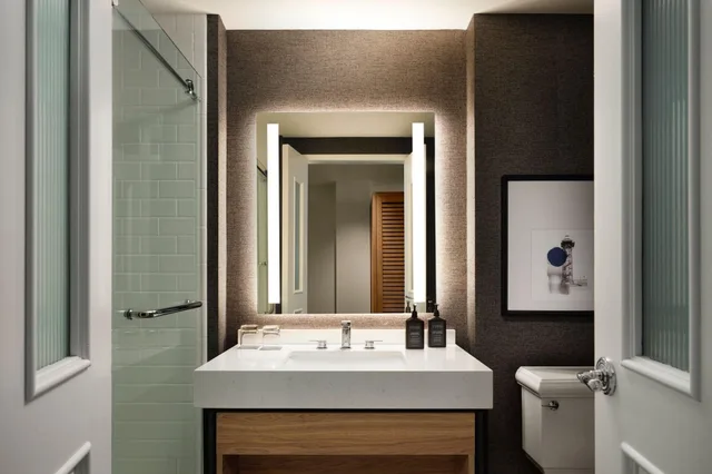 غرفة ديلوكس بسرير كينج، Sheraton Erie Bayfront Hotel 7/7