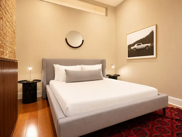 Adjoining, Apartment, 1 Queen and 2 King Beds, 3 Beds, 2 Sofa، Factors Row by Sextant 3/9