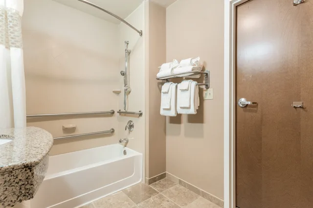 غرفة بسريرين كوين لذوي الإعاقة، Hampton Inn Auburn 3/3