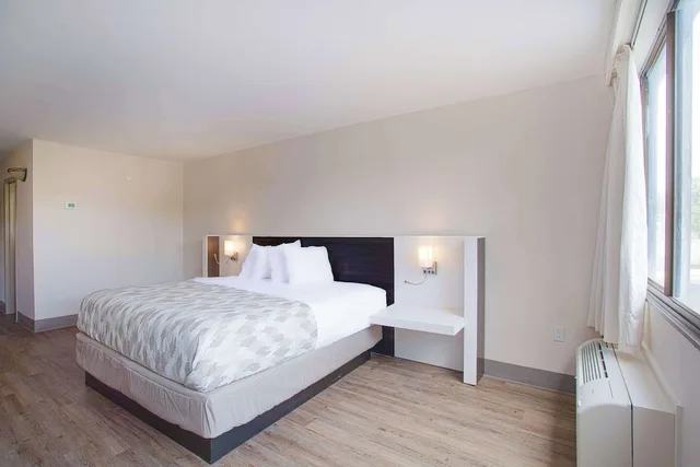 جناح بسرير كينج بحوض جاكوزي، Americas Best Value Inn Winston-Salem NC 1/4