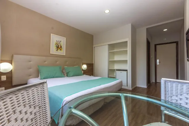 غرفة أساسية ثلاثية بسرير مزدوج، Grande Hotel da Barra 1/1