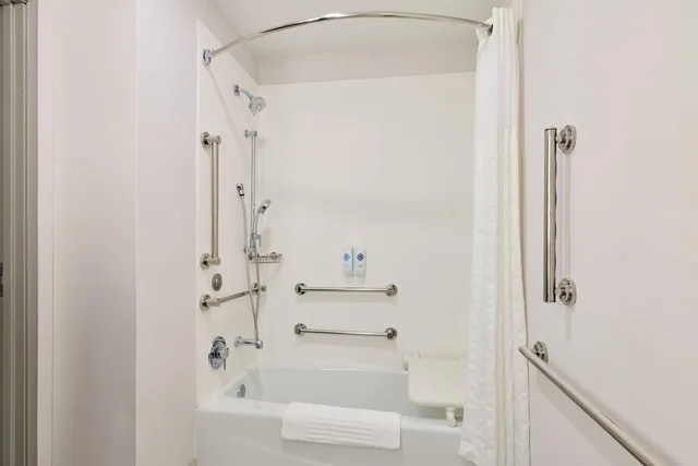 جناح بسريرين كوين لذوي الإعاقة، Comfort Suites Springfield RiverBend Medical 5/5