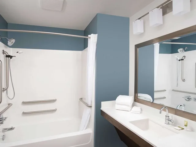 غرفة بسرير كوين بحوض استحمام لذوي الإعاقة، WoodSpring Suites Lackland near Sea World 5/5