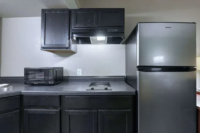 Efficiency, King Bed، Suburban Studios Neenah-Appleton 7/7