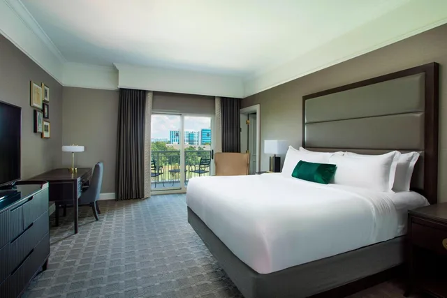 جناح تنفيذي بسرير كينج بشرفة بغرفة نوم واحدة، The Ballantyne A Luxury Collection Hotel Charlotte 1/3