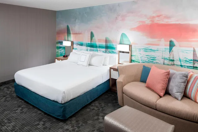 Guest Room, King Bed, Ocean View, Sofa, High Floor, Courtyard Virginia Beach Oceanfront South 2/3