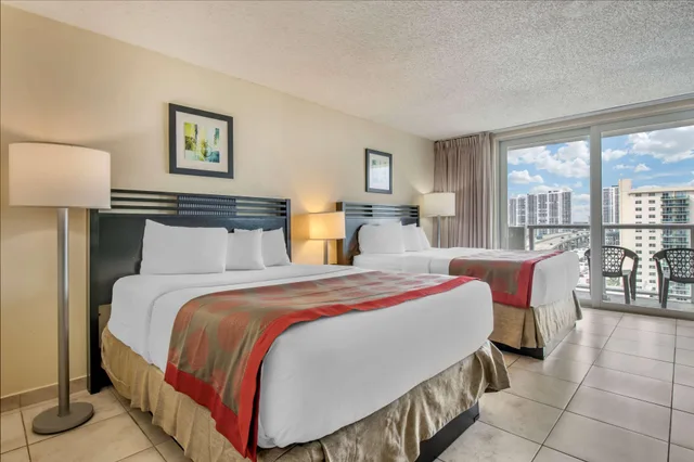 غرفة ديلوكس بسرير كوين بإطلالة على المدينة، Ramada Plaza by Wyndham Marco Polo Beach Resort 2/2