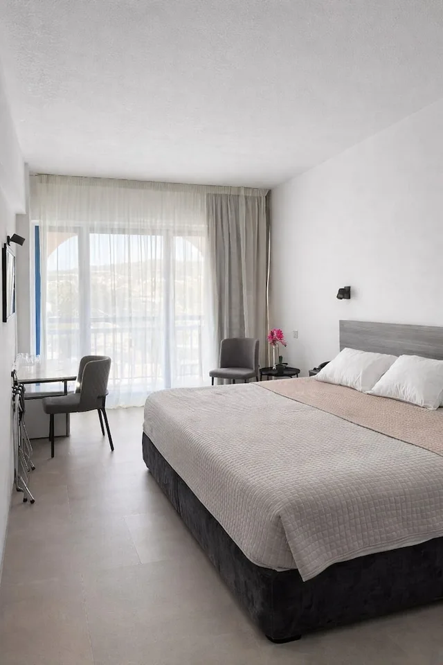 غرفة بسرير كوين بإطلالة على الجبل، Navarria Hotel 1/10